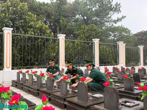 Kỷ niệm 79 năm Ngày Thương binh - Liệt sĩ, các đơn vị Bộ đội Biên phòng tỉnh Gia Lai đã tổ chức nhiều hoạt động tri ân các Anh hùng, liệt sĩ, gia đình chính sách, thương binh, bệnh binh. Trong ảnh: Hội Phụ nữ Bộ đội Biên phòng tỉnh tham gia dọn dẹp vệ sinh và dâng hương tại Nghĩa trang liệt sĩ tỉnh Gia Lai. Ảnh: Thanh Bình