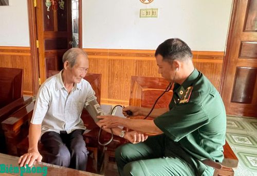 Kỷ niệm 79 năm Ngày Thương binh - Liệt sĩ, Ban Chỉ huy Bộ đội Biên phòng tỉnh Lâm Đồng đã tổ chức nhiều hoạt động tri ân ý nghĩa, thể hiện đạo lý "Uống nước nhớ nguồn", "Đền ơn đáp nghĩa" đối với các Anh hùng, liệt sĩ, thương binh, bệnh binh, gia đình chính sách và người có công với cách mạng trên địa bàn khu vực biên giới, biển, đảo. Trong ảnh: Quân y Đồn Biên phòng cửa khẩu Thuận An, Bộ đội Biên phòng tỉnh Lâm Đồng khám bệnh cho thương binh sinh sống trên địa bàn. Ảnh: Văn Hoàn