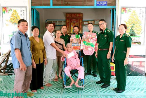 Trong hai ngày 21-22/7, Đoàn công tác Bộ đội Biên phòng tỉnh An Giang do Đại tá Doãn Đình Tránh, Phó Chính ủy Ban Chỉ huy Bộ đội Biên phòng tỉnh làm trưởng đoàn đã đến thăm, tặng quà gia đình chính sách, người có công và cán bộ Bộ đội Biên phòng tỉnh là thương binh nhân kỷ niệm 79 năm Ngày Thương binh - Liệt sĩ. Trong ảnh, Đoàn công tác đến thăm, tặng quà Mẹ Việt Nam Anh hùng Trần Thị Ba. Ảnh: Tuấn Kiệt