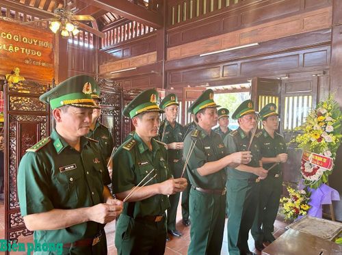 Kỷ niệm 79 năm Ngày Thương binh - Liệt sĩ, để tưởng nhớ, tri ân các Anh hùng, liệt sĩ, ngày 23/7, Ban Chỉ huy Bộ đội Biên phòng tỉnh Quảng Trị đã đến dâng hương, dâng hoa tại Nghĩa trang Liệt sĩ Quốc gia Đường 9, Nghĩa trang Liệt sĩ Quốc gia Trường Sơn, Thành cổ Quảng Trị, Bến thả hoa bên dòng Thạch Hãn và Bia chứng tích Thiện Chánh, tỉnh Quảng Trị. Ảnh: Đình Tiến
