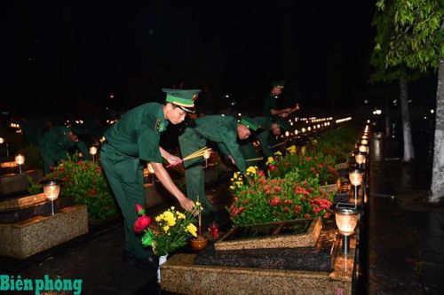 Tối 26/7, tại Nghĩa trang liệt sĩ Bà Rịa - Vũng Tàu, cán bộ, đoàn viên thanh niên Hải đoàn Biên phòng 18 tham gia chương trình “Thắp nến tri ân” do Ban Chấp hành Đoàn thành phố Hồ Chí Minh tổ chức. Ảnh: Vũ Hùng