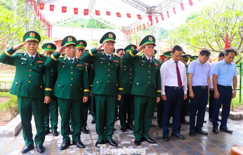 Các đại biểu dâng hương tưởng niệm các Anh hùng liệt sĩ tại Khu tưởng niệm Anh hùng, liệt sĩ Trần Văn Thọ. Ảnh: Thanh Xuân