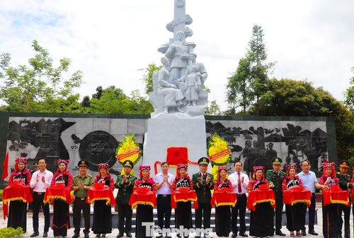 Các đại biểu cắt băng khánh thành công trình.