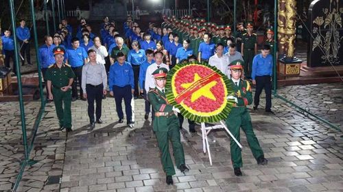 Các đại biểu dâng hoa tại Nhà tưởng niệm liệt sĩ Sư đoàn 10.