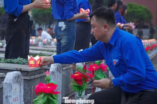  Tại Nghĩa trang Liệt sĩ TP. Đà Nẵng, những ngọn nến được thắp sáng, những bông cúc trắng được dâng lên các phần mộ không chỉ thể hiện lòng biết ơn sâu sắc của tuổi trẻ đối với các thế hệ cha anh đã hi sinh vì độc lập, tự do của Tổ quốc mà còn lan tỏa thông điệp về trách nhiệm gìn giữ, phát huy truyền thống cách mạng trong thế hệ trẻ. 