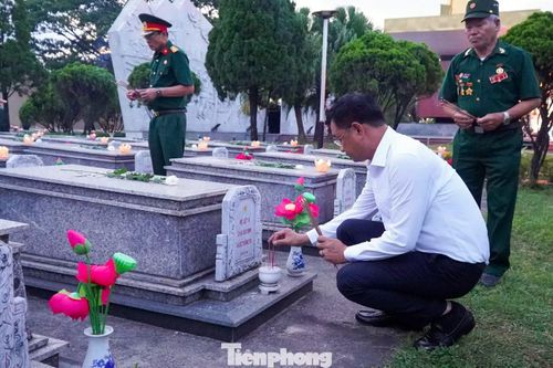 Trong không khí trang nghiêm, lãnh đạo TP. Đà Nẵng cùng các cựu chiến binh, cựu thanh niên xung phong, thương - bệnh binh và hàng trăm đoàn viên thanh niên mặc niệm tưởng nhớ Chủ tịch Hồ Chí Minh và các Anh hùng liệt sĩ, dâng hoa, dâng hương và thắp những ngọn nến tri ân tại các phần mộ liệt sĩ.
