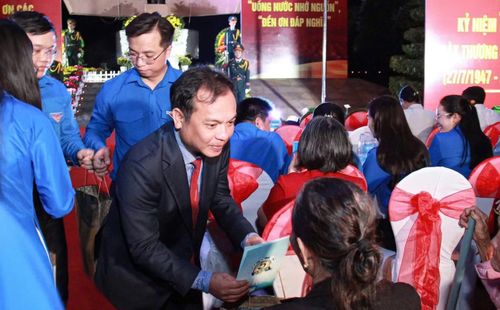 Phó Bí thư Thường trực Tỉnh ủy, Chủ tịch Ủy ban MTTQ Việt Nam tỉnh Quảng Ngãi U Huấn trao quà cho các gia đình thương binh, liệt sĩ và người có công với cách mạng.