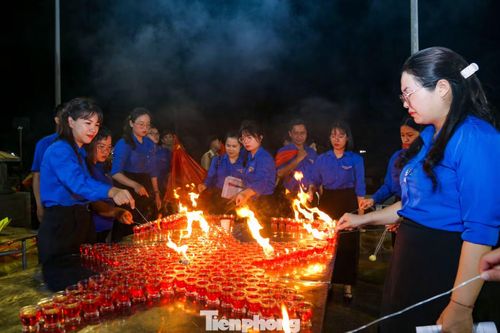 Tuổi trẻ Gia Lai thắp ngọn nến tri ân. Ảnh: Trương Định