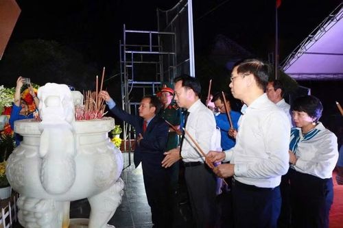 Các đại biểu thắp hương cho các anh hùng liệt sĩ.