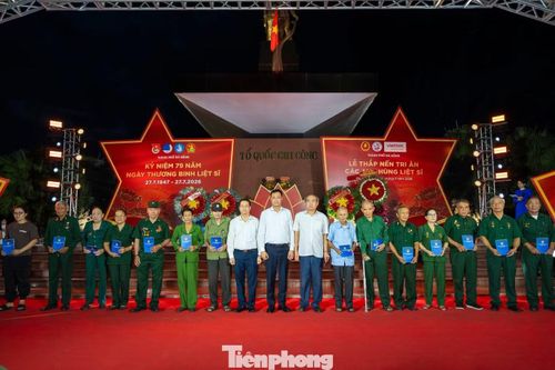 Dịp này, ban tổ chức đã trao tặng 60 suất quà tri ân đến các cựu chiến binh, cựu thanh niên xung phong và thân nhân liệt sĩ.