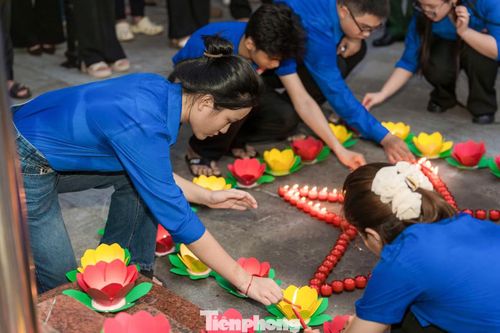 "Đó cũng là lời hứa của thế hệ trẻ: nguyện tiếp nối truyền thống vẻ vang của các thế hệ đi trước, góp phần xây dựng đất nước Việt Nam hùng cường trong kỷ nguyên mới", anh Hồng Anh nói.