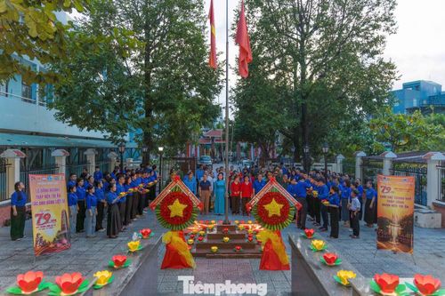  Bên cạnh chương trình cấp thành phố, Lễ thắp nến tri ân năm 2026 được tổ chức đồng loạt tại 155 nghĩa trang liệt sĩ, nghĩa trủng và khu tưởng niệm trên địa bàn. 