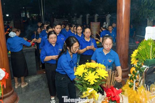  Theo anh Mai Hồng Anh – Bí thư Đoàn phường Thanh Khê, mỗi ngọn nến được thắp lên không chỉ để tưởng nhớ những người đã khuất, mà còn thắp sáng lý tưởng, trách nhiệm và khát vọng cống hiến trong mỗi đoàn viên, thanh niên. 
