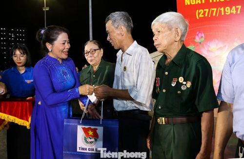 Bà Nguyễn Thị Phong Vũ - Trưởng ban Tuyên giáo và Dân vận Tỉnh ủy Gia Lai trao tặng quà cho các cô, chú Cựu Chiến binh, Cựu Thanh niên xung phong. Ảnh: Trương Định
