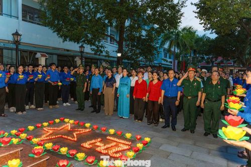  Hàng chục nghìn cán bộ, đoàn viên, thanh niên đã đồng loạt dâng hương, dâng hoa, thắp nến tri ân tại các phần mộ liệt sĩ, tạo nên không gian thiêng liêng, ấm áp nghĩa tình tại các địa chỉ đỏ. 