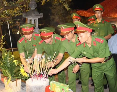 Đoàn viên, thanh niên, lực lượng vũ trang dâng hương tưởng nhớ, tri ân các Anh hùng liệt sĩ.