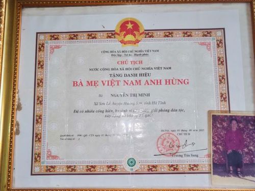 Nhà nước phong tặng, truy tặng danh hiệu Bà mẹ Việt Nam anh hùng cho hai bà mẹ