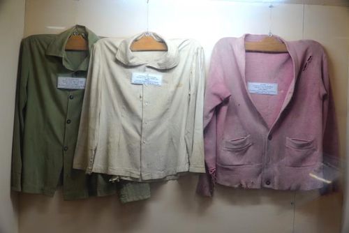 Ba chiếc áo sờn cũ, nhuốm màu bùn đất của các chị Võ Thị Hợi, Nguyễn Thị Xuân và Trần Thị Hường là những kỷ vật được tìm thấy ngay tại hố bom, nơi các chị anh dũng hy sinh khi đang làm nhiệm vụ giữ mạch giao thông.