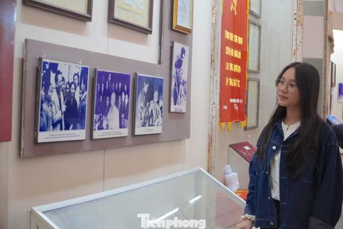 Nhiều bạn trẻ tìm về Bảo tàng Ngã ba Đồng Lộc để tìm hiểu những kỷ vật, hiện vật, qua đó hiểu rõ hơn về những năm tháng chiến đấu gian khổ và sự hy sinh của lực lượng thanh niên xung phong.