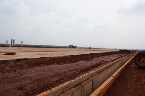 Đường cất hạ cánh thứ 2 sân bay Long Thành dài 4 km, rộng 75 m, được xây dựng song song với đường cất hạ cánh thứ nhất. Cả 2 đường cất hạ cánh đều có thể tiếp nhận các loại máy bay thương mại hiện đại nhất hiện nay.