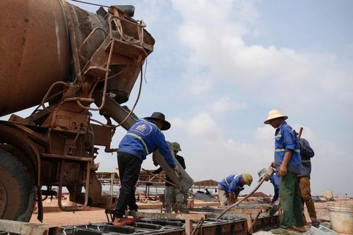 ACV cho biết thêm, hiện liên danh nhà thầu đã tập kết đầy đủ nguyên vật liệu thi công gói thầu; đồng thời tập trung thi công hệ thống thoát nước, đường công vụ, đúc các kết cấu bê tông phục vụ giai đoạn hoàn thiện.
