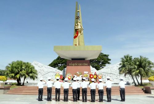 Đoàn công tác Vùng 3 Hải quân dâng hương tại Nghĩa trang Liệt sĩ thành phố Đà Nẵng.