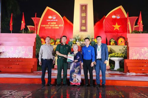 Đoàn cơ sở Trung tâm Phát thanh - Truyền hình Quân đội cùng các đơn vị trao quà tri ân tới Mẹ Việt Nam Anh hùng Nguyễn Kim Loan, có con trai duy nhất là liệt sĩ Nguyễn Tiến Dũng hy sinh tại biên giới phía Bắc năm 1983.