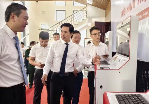 Bí thư Tỉnh ủy Hoàng Quốc Khánh và Chủ tịch UBND tỉnh Lạng Sơn Nguyễn Cảnh Toàn cùng quan khách thăm quan, trải nghiệm dịch vụ.