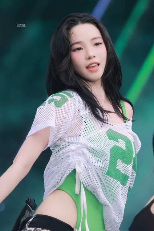 Không chỉ thu hút bởi ngoại hình, Karina làm chủ sân khấu với phong thái biểu diễn chuyên nghiệp. Nữ ca sĩ thực hiện vũ đạo gợi cảm, tương tác với khán giả trong suốt phần trình diễn.