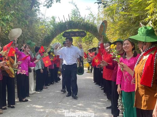 Du khách cũng hào hứng nối gót các hàng quân