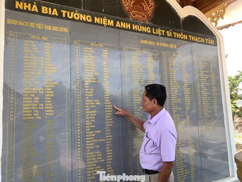 Nhà bia tưởng niệm anh hùng liệt sĩ thôn Thạch Tân ghi danh hàng trăm liệt sĩ.
