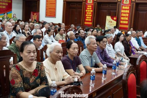 Ông Nguyễn Văn Phẩm (thứ 4, từ trái qua, bàn đầu) vào Đắk Lắk thực hiện lấy mẫu ADN.