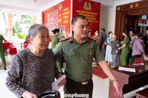 Cán bộ, chiến sĩ công an hướng dẫn người dân hoàn thiện thủ tục, xác thực thông tin.