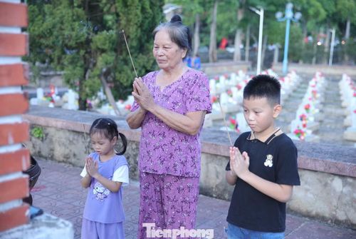 Cứ đến ngày 27/7 hàng năm, bà Nguyễn Thị Mày (73 tuổi, trú xã Phúc Sơn cũ, nay là xã Anh Sơn) lại lặng lẽ mang hương, hoa đến Nghĩa trang liệt sĩ Việt - Lào để thắp nén nhang cho người anh trai của chồng đã anh dũng hy sinh trên đất bạn Lào. Năm nay, chuyến đi đặc biệt hơn khi bà đưa theo hai cháu nhỏ cùng đến viếng, mong các cháu hiểu hơn về sự hy sinh của thế hệ cha anh và biết trân trọng giá trị của hòa bình hôm nay.