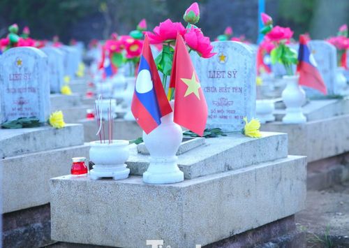 Trên mỗi phần mộ, hai lá cờ Việt Nam và Lào cùng tung bay trong gió. Hình ảnh ấy như lời khẳng định về tình hữu nghị đặc biệt, thủy chung son sắt giữa hai nước. Đó là mối quan hệ được xây dựng bằng sự sẻ chia trong những năm tháng chiến tranh khốc liệt và được gìn giữ, bồi đắp bằng sự biết ơn của các thế hệ hôm nay.