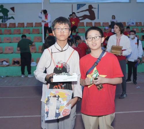 Nguyễn Xuân Đức Minh (bên phải), Trường Tiểu học Archimedes Academy - Hà Nội, chủ nhân của một trong bốn Huy chương Vàng tại MIMC 2026. Ảnh: BTC