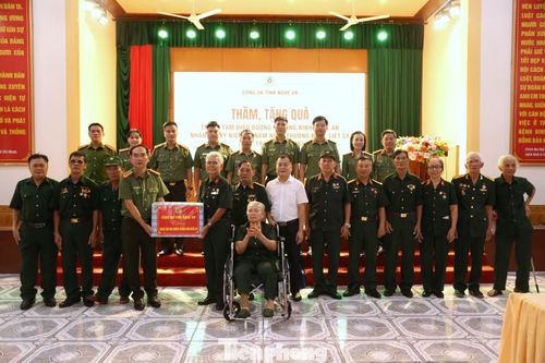  Đại tá Phạm Hữu Trường - Phó Giám đốc Công an tỉnh Nghệ An, thăm, tặng quà các bác ở Trung tâm điều dưỡng thương binh Nghệ An dịp kỷ niệm 79 năm ngày Thương binh - Liệt sĩ. 