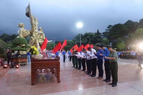 Trước đó, tối 26/7, tại Nghĩa trang Liệt sĩ tỉnh, Tỉnh Đoàn Đắk Lắk tổ chức Lễ dâng hương, thắp nến tri ân các Anh hùng liệt sĩ nhân kỷ niệm 79 năm Ngày Thương binh - Liệt sĩ.