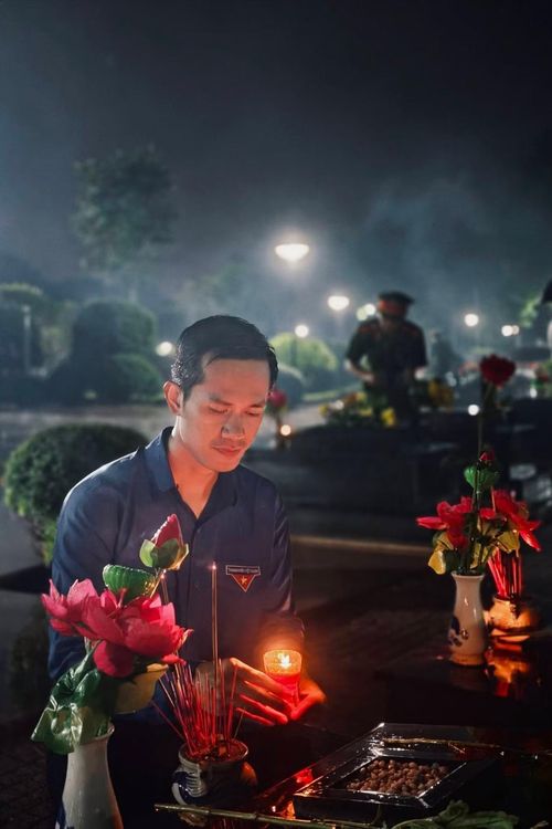 Tại buổi lễ, các đại biểu và đoàn viên, thanh niên đã thắp sáng 2.403 phần mộ liệt sĩ, thể hiện lòng biết ơn và sự tri ân đối với những người đã hy sinh vì sự nghiệp đấu tranh giải phóng dân tộc.