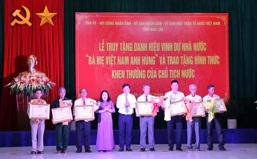 Bí thư Tỉnh ủy Đắk Lắk Lương Nguyễn Minh Triết và Phó Bí thư Thường trực Tỉnh ủy, Chủ tịch HĐND tỉnh Cao Thị Hòa An trao danh hiệu cho thân nhân các Mẹ.