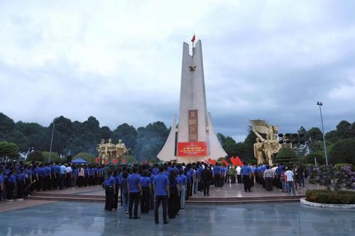 Dịp này, Ban Tổ chức trao tặng 10 suất quà cho các gia đình thương binh, liệt sĩ, gia đình chính sách và 15 suất học bổng cho thiếu nhi là con, cháu các gia đình chính sách, gia đình thương binh, bệnh binh có hoàn cảnh khó khăn.