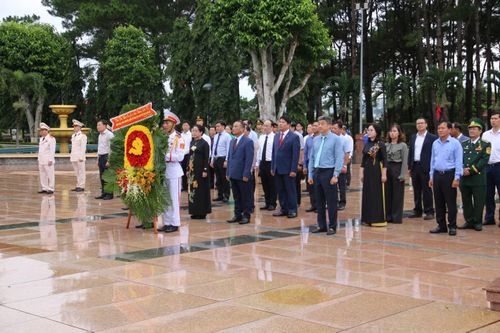 Lãnh đạo tỉnh Đắk Lắk dâng vòng hoa tưởng niệm các Anh hùng liệt sĩ.