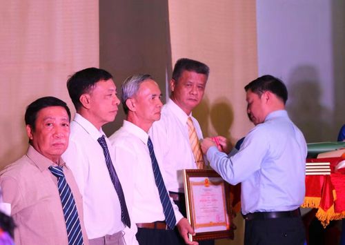 Chủ tịch UBND tỉnh Đắk Lắk Đỗ Hữu Huy trao Huân chương Lao động cho các cá nhân.