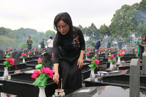 Mỗi nén hương thắp lên là một lời tri ân các Anh hùng liệt sĩ.