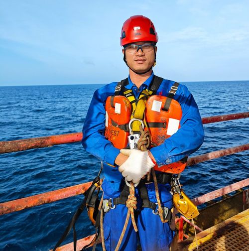 Trần Vinh Quang kỹ sư kiểm tra chất lượng giàn.