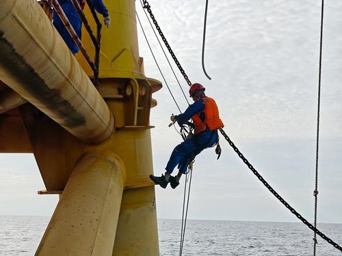 Kiểm tra chất lượng cột thép trên giàn bằng máy siêu âm