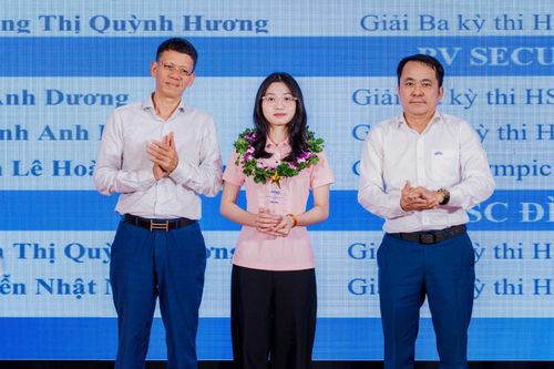 Đại diện lãnh đạo PTSC, tổ chức Công đoàn, Đoàn Thanh niên và Hội Cựu chiến binh trao tặng kỷ niệm chương cho các em học sinh giỏi tại chương trình.