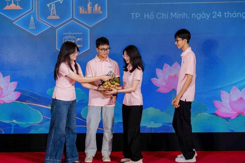Kết nối, lắng đọng và truyền cảm hứng qua các hoạt động Talkshow về AI, chia sẻ cảm nghĩ, "Hộp quà quê hương".