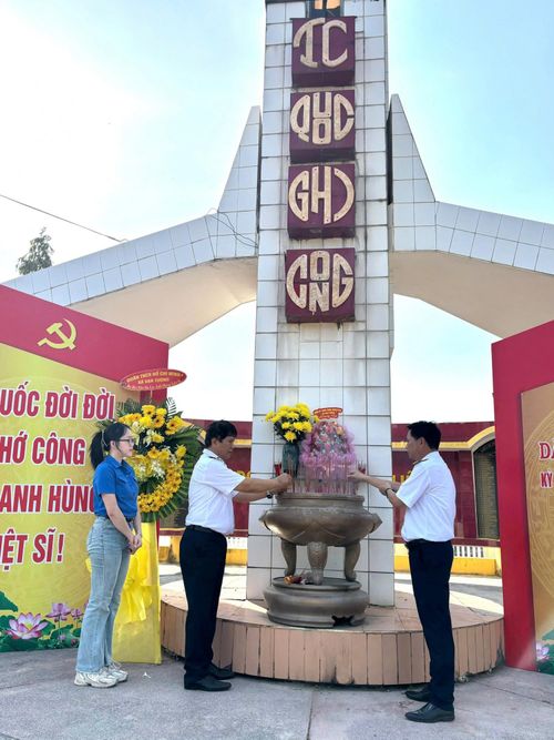 Các đại biểu dâng hương, dâng hoa tại Nghĩa trang Liệt sĩ xã Vạn Tường