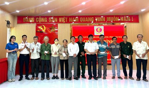 Hội Cựu chiến binh và Đoàn Thanh niên PTSC Quảng Ngãi trao tặng các phần quà cho các gia đình chính sách, người có công với cách mạng